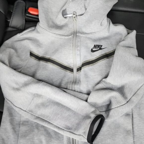 Kids Nike Tech Fleece (Medium) - Picture 2 of 4